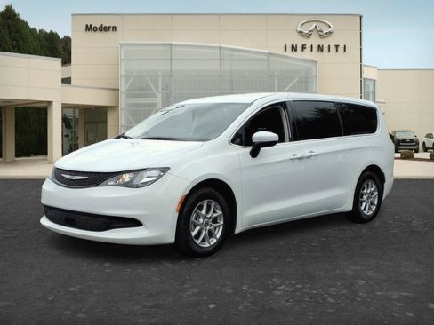 Used 2023 Chrysler Voyager LX FWD image 1