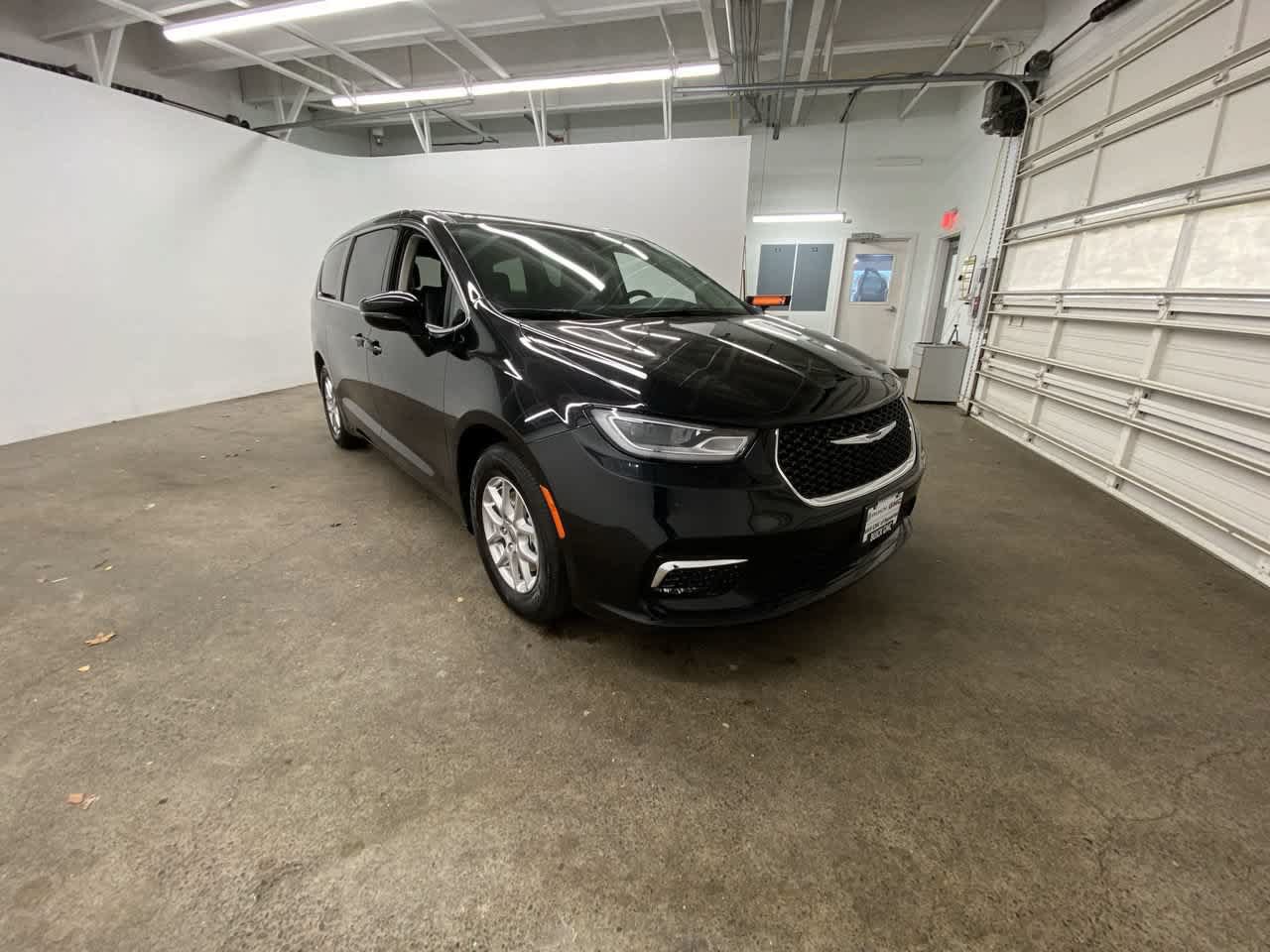 Used 2024 Chrysler Pacifica Touring-L FWD image 8