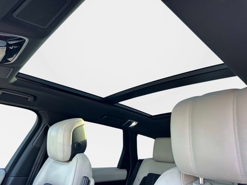 Used 2020 Land Rover Range Rover Sport HST image 21