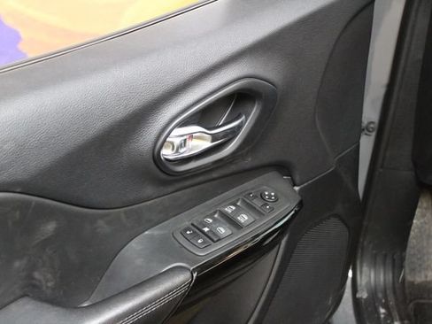 Used 2022 Jeep Cherokee Latitude Lux w/ Sun & Sound Group AWD/4WD image 11