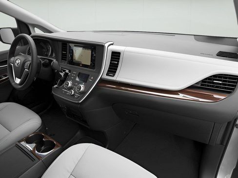 Used 2017 Toyota Sienna XLE w/ XLE Navigation Package FWD image 10