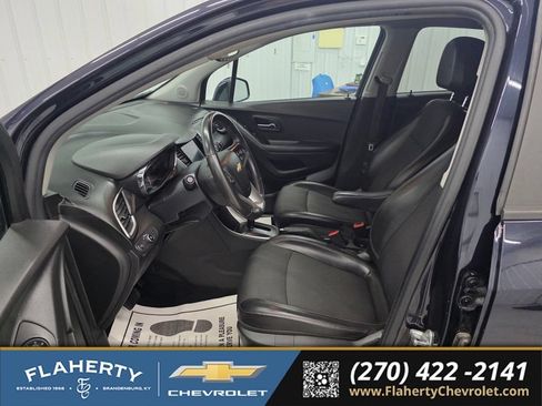 Used 2021 Chevrolet Trax LT w/ LT Convenience Package AWD/4WD image 9