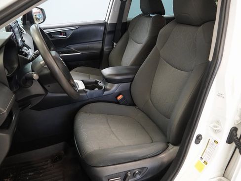 Used 2020 Toyota RAV4 XLE image 3