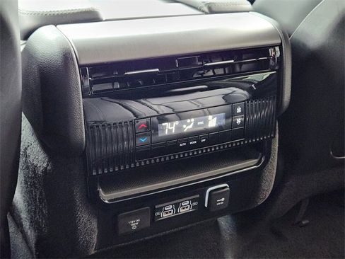 Used 2025 Jeep Wagoneer 4WD image 29