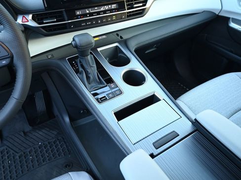 Used 2025 Toyota Sienna LE image 34