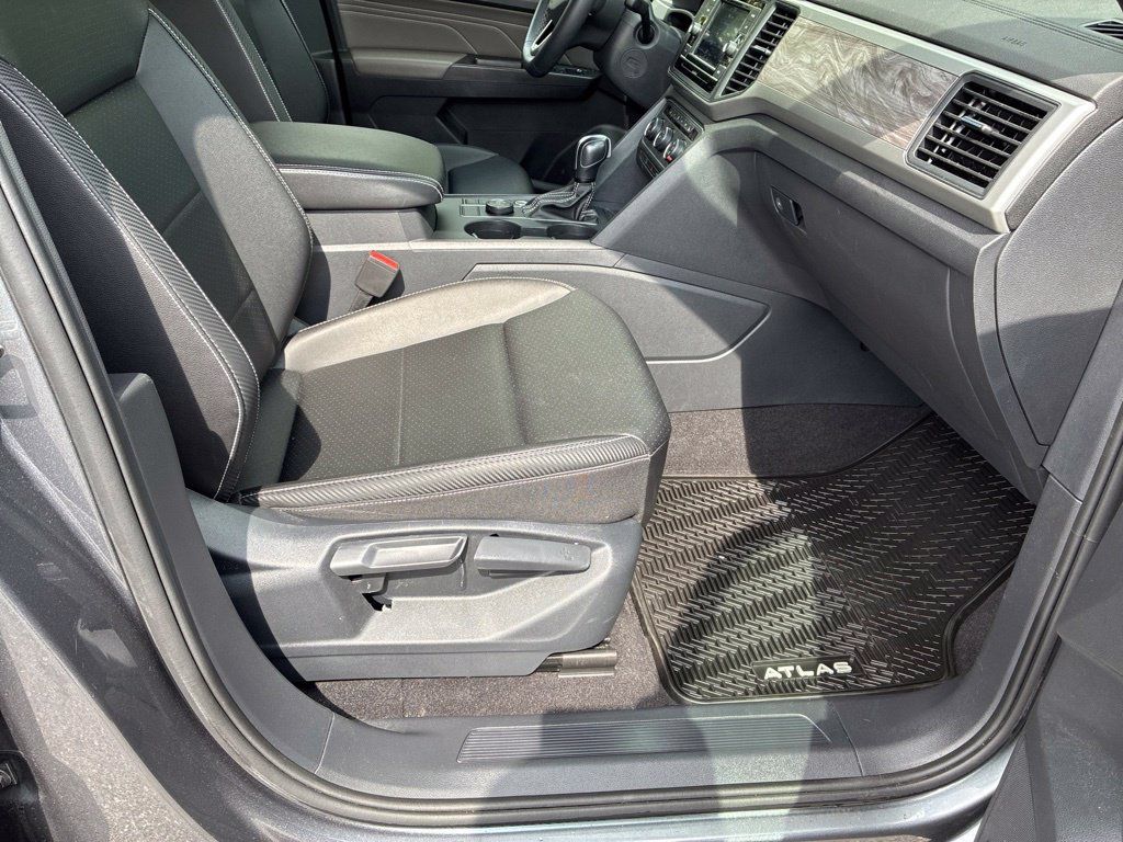 Used 2023 Volkswagen Atlas Cross Sport SE AWD/4WD image 45