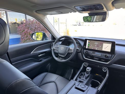 Used 2026 Toyota Grand Highlander AWD Hybrid image 32