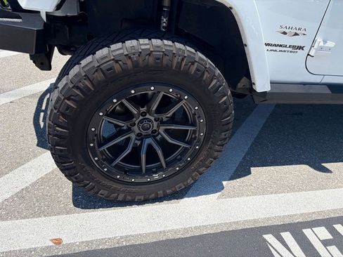 Used 2018 Jeep Wrangler Unlimited Sahara AWD/4WD image 11