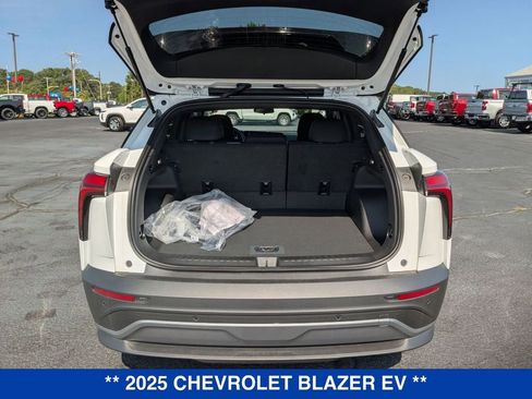New 2025 Chevrolet Blazer EV LT image 28