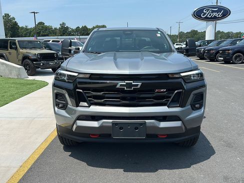 Used 2025 Chevrolet Colorado Z71 w/ Technology Package AWD/4WD image 2