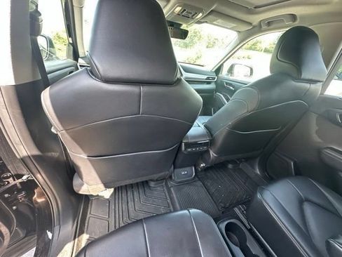 Used 2022 Toyota Highlander XLE FWD image 32