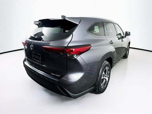 Used 2022 Toyota Highlander XLE image 21