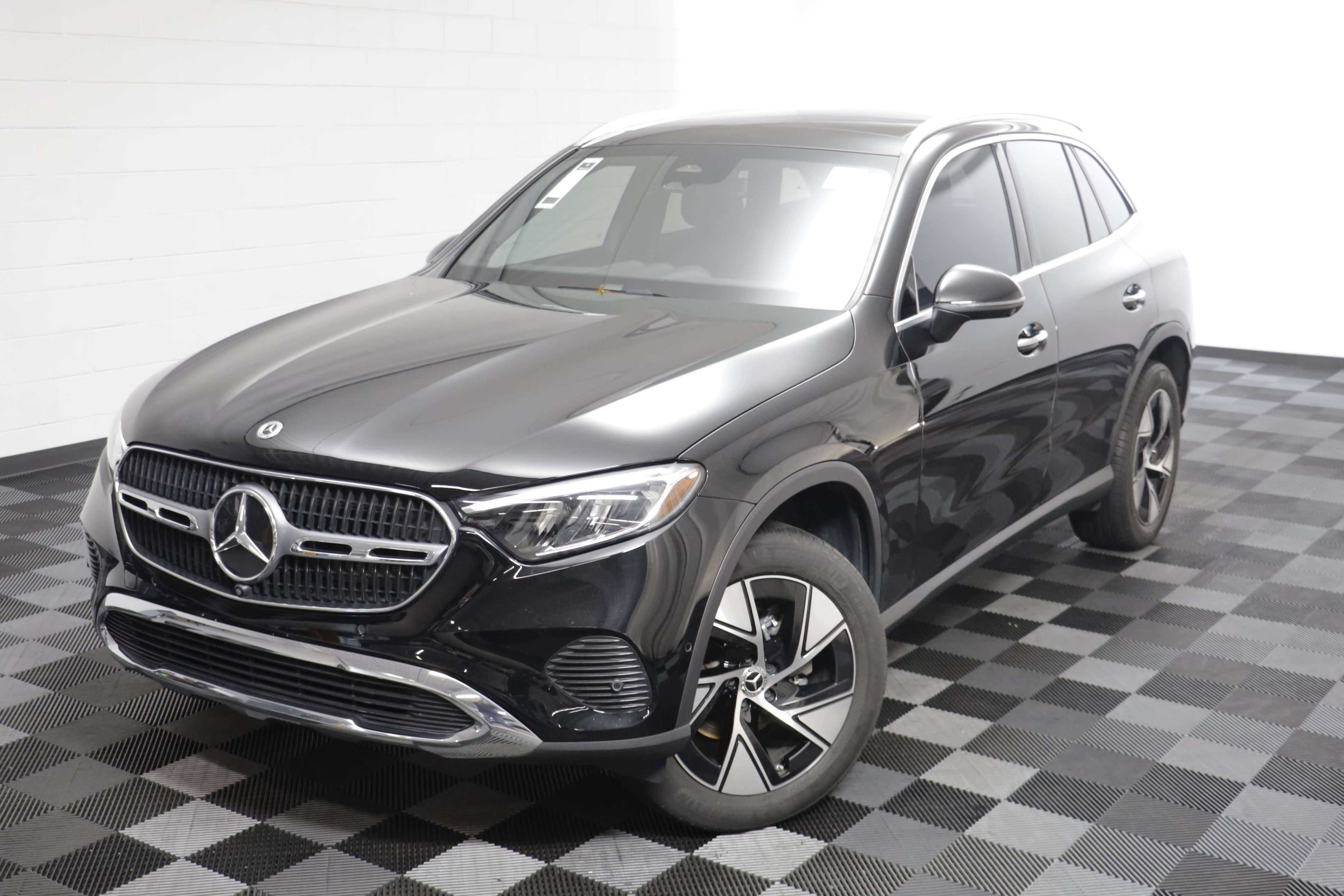 Used 2023 Mercedes-Benz GLC 300 4MATIC image 2