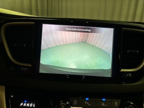 Used 2024 Chrysler Pacifica Touring-L image 18