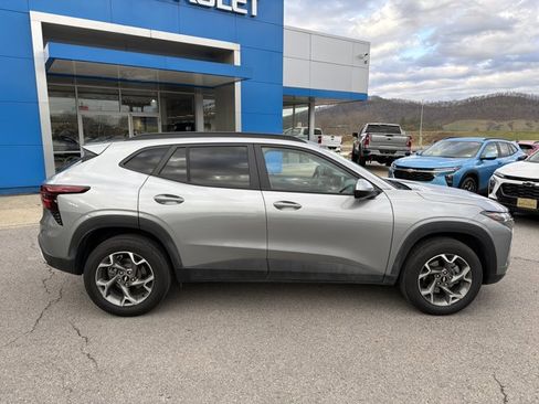 Used 2025 Chevrolet Trax LT w/ LT Convenience Package image 3