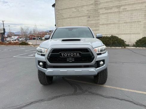 Used 2019 Toyota Tacoma TRD Sport w/ Technology Package image 2