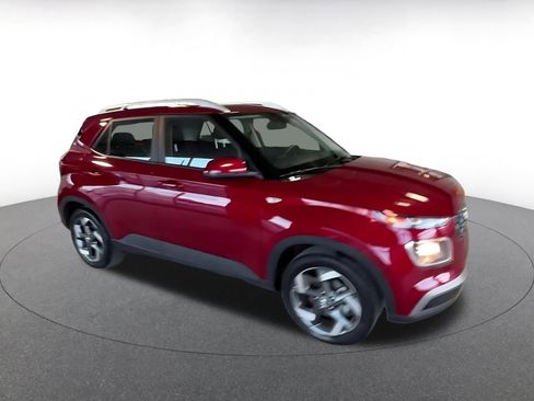 Used 2025 Hyundai Venue SEL image 2