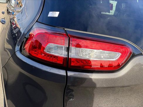 Used 2018 Jeep Cherokee Latitude Plus w/ Comfort/Convenience Group image 28