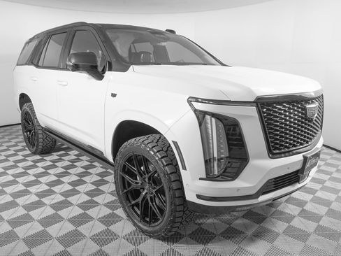 Used 2026 Cadillac Escalade Platinum Sport w/ LPO, ONYX Package image 4