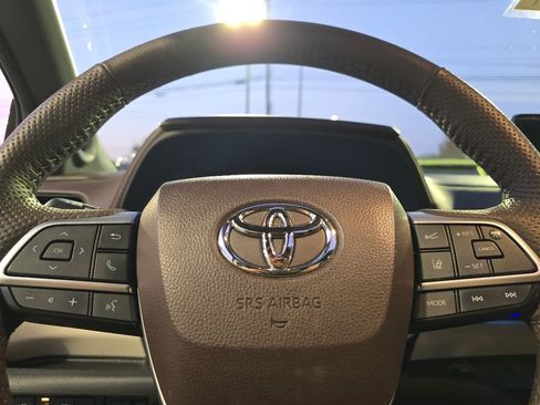 Used 2024 Toyota Sienna Platinum image 32