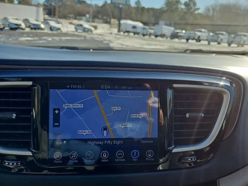 Used 2017 Chrysler Pacifica Touring-L image 18