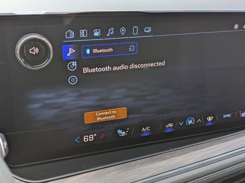 Used 2025 Chevrolet Suburban Z71 w/ Comfort Package image 30