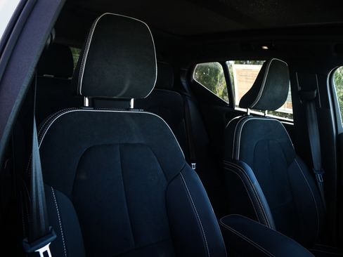 Used 2025 Volvo XC40 B5 Plus image 34