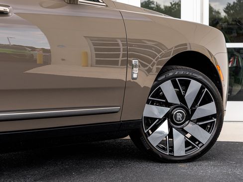 Certified 2025 Rolls-Royce Cullinan AWD/4WD image 18