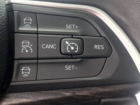 Used 2022 Jeep Grand Cherokee L Limited AWD/4WD image 23