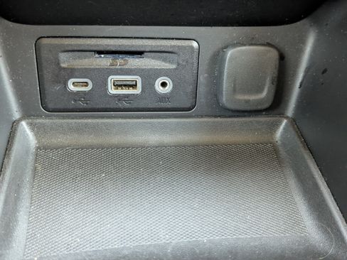 Used 2023 GMC Terrain SLT image 25