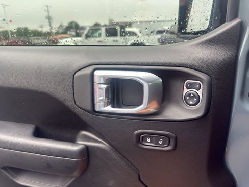 Used 2024 Jeep Gladiator Sport AWD/4WD image 19