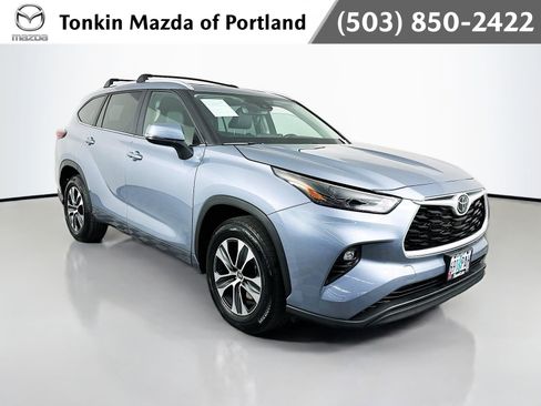 Used 2023 Toyota Highlander XLE FWD image 1