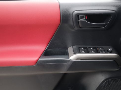Used 2018 Toyota Tacoma SR5 RWD image 22