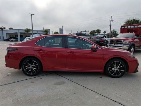 Used 2024 Toyota Camry SE image 3