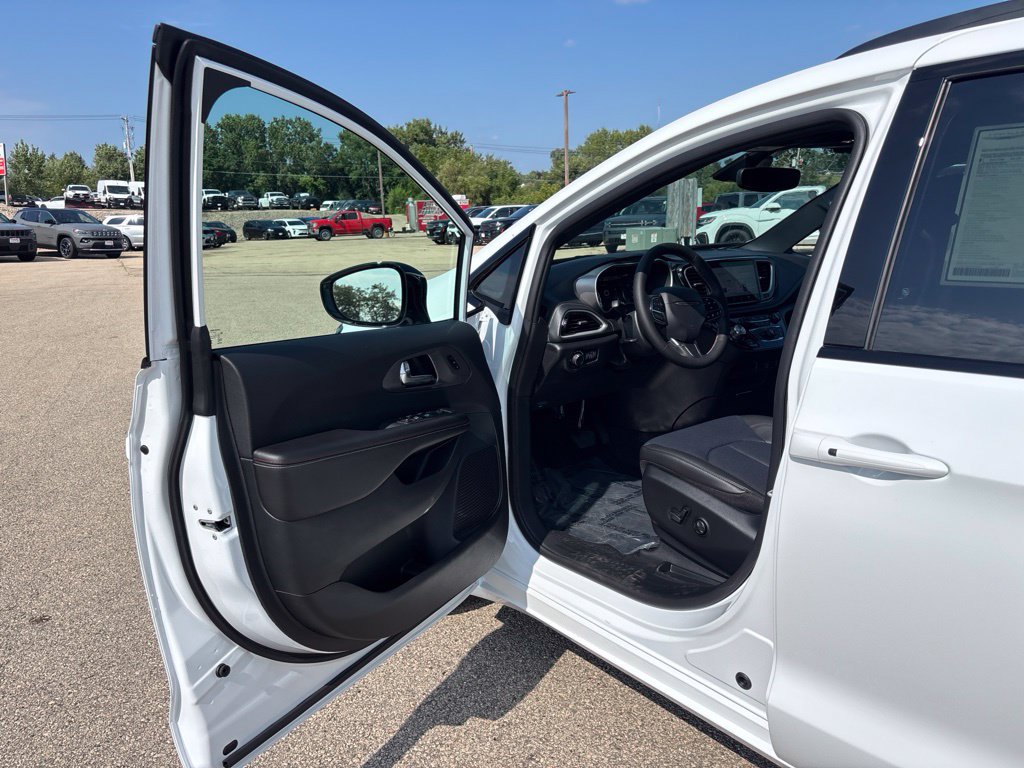 New 2027 Chrysler Pacifica Select AWD/4WD image 13