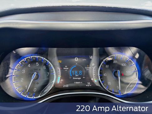 Used 2018 Chrysler Pacifica Limited w/ Tire & Wheel Group FWD image 17