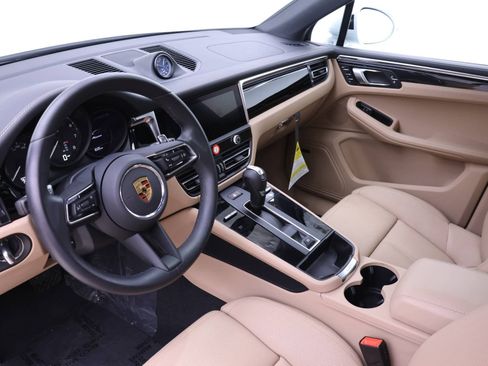 Used 2025 Porsche Macan image 5