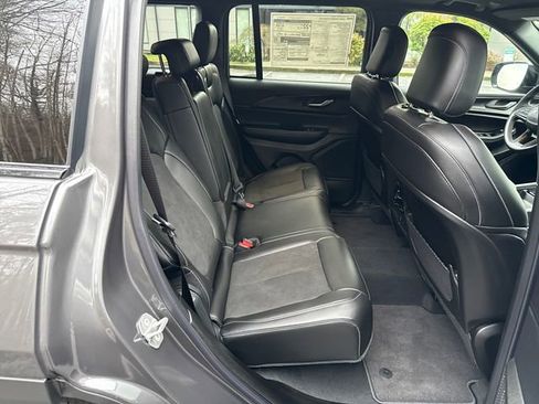 New 2025 Jeep Grand Cherokee Altitude image 10