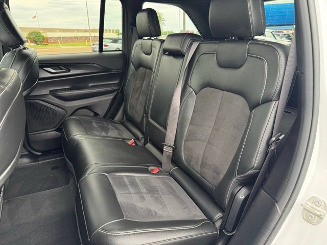 Used 2023 Jeep Grand Cherokee Altitude AWD/4WD image 21