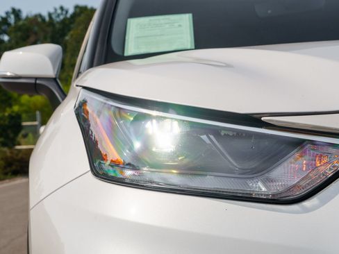 Used 2023 Toyota Highlander XLE FWD image 11