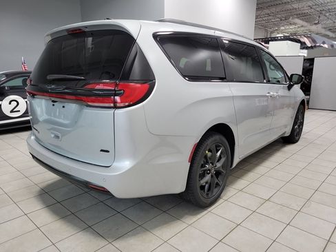 New 2026 Chrysler Pacifica Select w/ S Appearance Package AWD/4WD image 7
