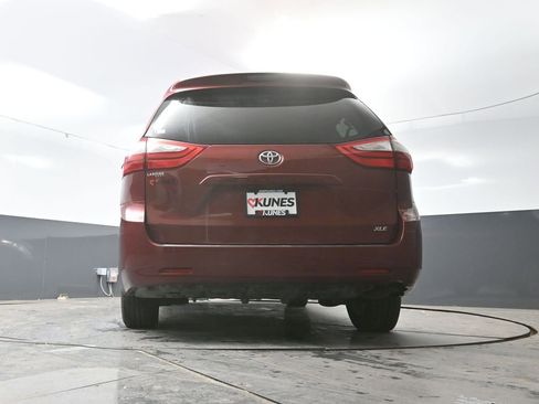 Used 2016 Toyota Sienna XLE image 29