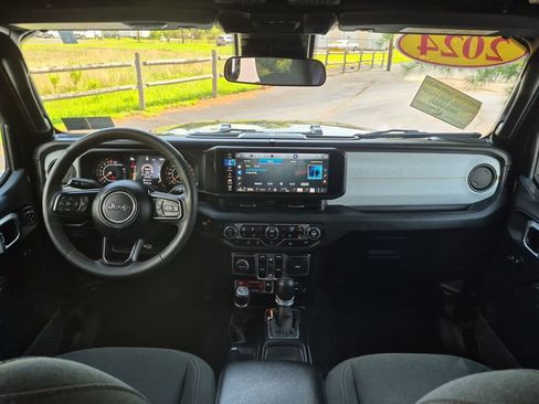 Used 2024 Jeep Gladiator Sport AWD/4WD image 9