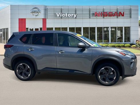 Used 2024 Nissan Rogue SV AWD/4WD image 2