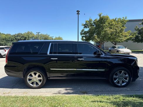 Used 2017 Cadillac Escalade ESV Premium Luxury AWD/4WD image 4