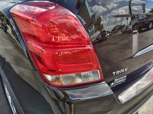 Used 2021 Chevrolet Trax LT w/ LT Convenience Package FWD image 35