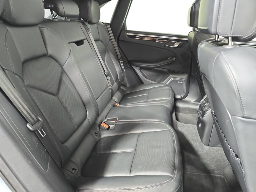 Certified 2023 Porsche Macan AWD/4WD image 26