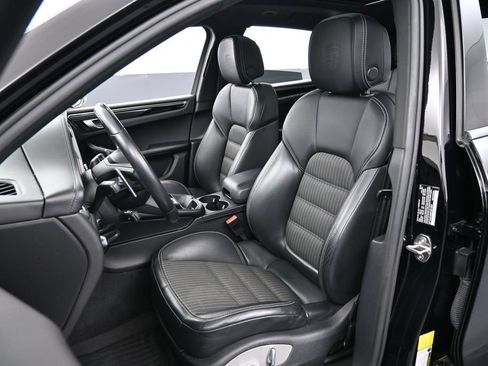 Certified 2023 Porsche Macan Turbo AWD/4WD image 5