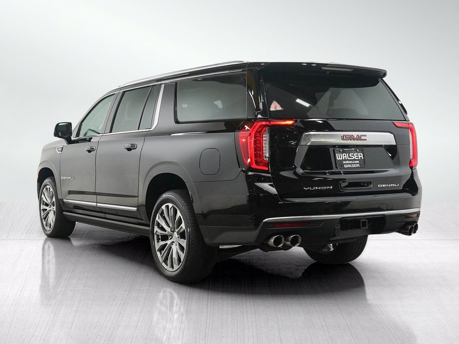 Used 2021 GMC Yukon XL Denali w/ Denali Premium Package AWD/4WD image 3
