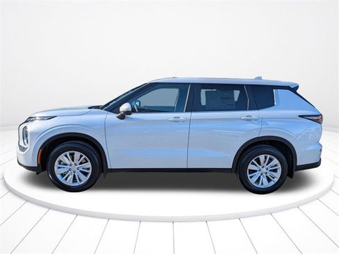 New 2025 Mitsubishi Outlander ES image 7